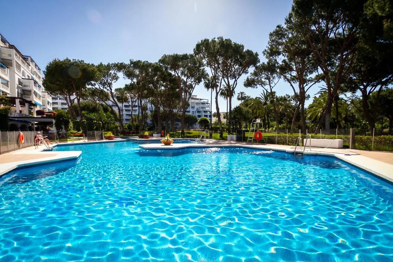 Marbella Banus Suites - Daisy Playas Del Duque Banus Beach Apartment 0*,  Spagna